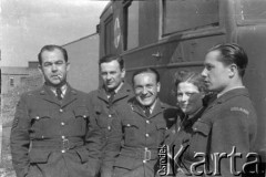 1943-1946, Wielka Brytania. 
Lotnicy z personelu medycznego Polskich Sił Powietrznych z ochotniczką WAAF (Pomocniczej Lotniczej Służby Kobiet) przy ambulansie.  
Fot. Zenon Brejwo, zbiory Ośrodka KARTA