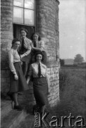 1943-1946, Fillingham, Wielka Brytania. 
Ochotniczki WAAF (Pomocniczej Lotniczej Służby Kobiet) przy zamku Fillingham Castle położonym w pobliżu Ingham.
Fot. Zenon Brejwo, zbiory Ośrodka KARTA
