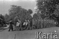 1943-1945, Newark, Wielka Brytania. 
Delegacja lotników z wieńcami w drodze do Cmentarza Lotników Polskich.
Fot. Zenon Brejwo, zbiory Ośrodka KARTA
