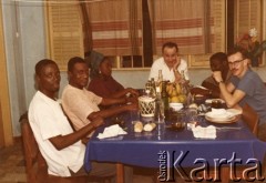 1969, Lome, Togo.
1. z prawej Jan Kułakowski, sekretarz generalny Europejskiej Organizacji Światowej Konfederacji Pracy.
Fot. NN, kolekcja Jana i Zofii Kułakowskich, zbiory Ośrodka KARTA