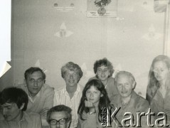 1981, Bukowina, Polska.
Doradca NSZZ „Solidarność”, redaktor naczelny „Tygodnika Solidarność” Tadeusz Mazowiecki z synem Wojciechem (1. z lewej), dr Zofia Kułakowska (w 2. rzędzie, 2. z lewej) z mężem Janem Kułakowskim (w 1. rzędzie, 2. z lewej), redaktor Stefan Wilkanowicz (siedzi w 1, rzędzie 1. z prawej) z żoną.
Fot. NN, kolekcja Jana i Zofii Kułakowskich, zbiory Ośrodka KARTA