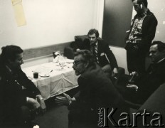 1980-1981, Polska.
Sekretarz generalny Światowej Konfederacji Pracy Jan Kułakowski (bokiem do obiektywu z prawej strony) w rozmowie z przewodniczącym Solidarności Lechem Wałęsą. W głębi, przy drzwiach siedzi Mieczysław Wachowski, za J. Kułakowskim siedzi ks. Henryk Jankowski.
Fot. NN, kolekcja Jana i Zofii Kułakowskich, zbiory Ośrodka KARTA