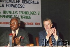 2-6.10.1989, Lome, Togo.
Jan Kułakowski i sekretarz afrykański Akemado podczas VI Walnego Zgromadzenia Panafrykańskiej Fundacji Rozwoju Gospodarczego, Społecznego i Kulturalnego na temat: 