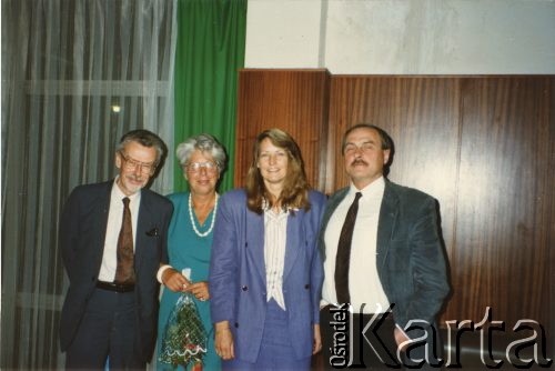 1989, brak miejsca.
Z lewej Jan Kułakowski, jego żona dr Zofia Kułakowska, z prawej Krzysztof Dowgiałło.
Fot. NN, kolekcja Zofii i Jana Kułakowskich, udostępniła Zofia Kułakowska, zbiory Ośrodka KARTA