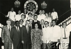1990, Filipiny.
Działacze Światowej Konfederacji Pracy z prezydent Filipin Corazon Aquino (w pierwszym rzędzie w środku). Obok prezydent C. Aquino (z lewej) Jan Kułakowski, były sekretarz generalny Światowej Konfederacji Pracy, z prawej van Than.
Fot. NN, kolekcja Jana i Zofii Kułakowskich, zbiory Ośrodka KARTA
