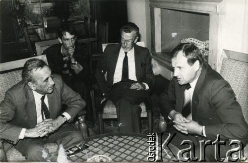 1989-1990, brak miejsca.
Od lewej premier RP Tadeusz Mazowiecki, Adam Mazowiecki i Jan Kułakowski.
Fot. NN, kolekcja Zofii i Jana Kułakowskich, udostępniła Zofia Kułakowska, zbiory Ośrodka KARTA