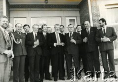 Początek lat 90., brak miejsca.
Ambasador RP przy UE Jan Kułakowski (4. z lewej) i prezydent Lech Wałęsa. (3. z lewej).
Fot. NN, kolekcja Jana i Zofii Kułakowskich, zbiory Ośrodka KARTA