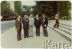 1982, Bloomington, Indiana, USA.
Marek Walicki (pierwszy z prawej), profesor Samuel Fiszman (drugi z prawej), profesor Aleksander Gieysztor (trzeci z prawej) – historyk.
Fot. NN, kolekcja Marka Walickiego, zbiory Ośrodka KARTA
