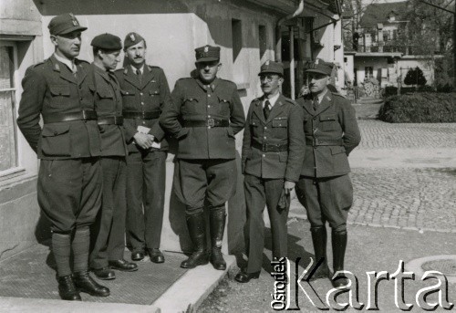 1940-1942, Pfäffikon, Szwajcaria.
Żołnierze 6. Kresowego Pułku Strzelców Pieszych na ulicy miasta.
Fot. NN, zbiory Ośrodka KARTA, album przekazała Wanda Klenczon