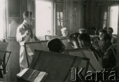 1940-1942, Pfäffikon, Szwajcaria.
Ćwiczenia muzyczne orkiestry wojskowej 6. Kresowego Pułku Strzelców Pieszych.
Fot. NN, zbiory Ośrodka KARTA, album przekazała Wanda Klenczon