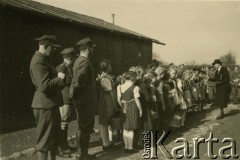 1940-1942, Pfäffikon, Szwajcaria.
Żołnierze 6. Kresowego Pułku Strzelców Pieszych podczas spotkania z lokalnymi dziećmi na terenie obozu wojskowego.
Fot. NN, zbiory Ośrodka KARTA, album przekazała Wanda Klenczon