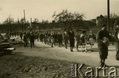 1940-1942, Pfäffikon, Szwajcaria.
6. Kresowy Pułk Strzelców Pieszych podczas spotkania z lokalnymi dziećmi na terenie obozu wojskowego.
Fot. NN, zbiory Ośrodka KARTA, album przekazała Wanda Klenczon
