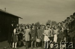 1940-1942, Pfäffikon, Szwajcaria.
Żołnierze 6. Kresowego Pułku Strzelców Pieszych podczas spotkania z lokalnymi dziećmi na terenie obozu wojskowego.
Fot. NN, zbiory Ośrodka KARTA, album przekazała Wanda Klenczon