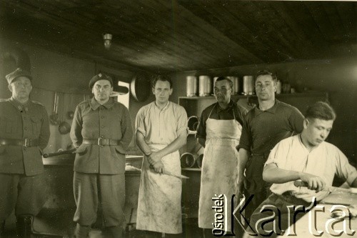 1941, Pfäffikon, Szwajcaria.
Żołnierze i kucharze 6. Kresowego Pułku Strzelców Pieszych w kuchni obozowej.
Fot. NN, zbiory Ośrodka KARTA, album przekazała Wanda Klenczon