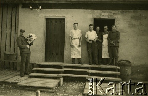 1940-1942, Pfäffikon, Szwajcaria.
Żołnierze i kucharze 6. Kresowego Pułku Strzelców Pieszych przed kuchnią obozową.
Fot. NN, zbiory Ośrodka KARTA, album przekazała Wanda Klenczon
