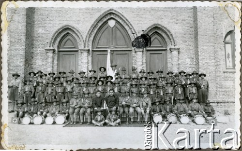 Lata 30., Kilometro 3, Comodoro Rivadavia, prowincja Chubut, Argentyna.
Colegio Salesiano Dean Funes - szkoła Salezjanów. 
Fot. NN, zbiory Adeli Kozlowski i Eugeniusza Zacharko, reprodukcje cyfrowe w Bibliotece Polskiej im. Ignacego Domeyki w Buenos Aires (Biblioteca Polaca Ignacio Domeyko) i w Ośrodku KARTA w Warszawie.
