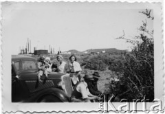 1940, Kilometro 3, Comodoro Rivadavia, prowincja Chubut, Argentyna.
Alfredo Bąk (pierwszy z lewej), Marianna Koprowski (druga z lewej) - babcia Enrique Koprowskiego, Jadwiga Koprowski (trzecia z lewej) - matka Enrique Koprowskiego, Eugenia Koprowski (czwarta z lewej), Stefan Koprowski (siedzi na pierwszym planie). W tle zbiorniki i budynki Yacimientos Petrolíferos Fiscales (zbiorniki naftowe).
Fot. NN, zbiory Enrique Koprowskiego, reprodukcje cyfrowe w Bibliotece Polskiej im. Ignacego Domeyki w Buenos Aires (Biblioteca Polaca Ignacio Domeyko) i w Ośrodku KARTA w Warszawie.
