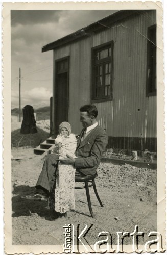 30.08.1936, Comodoro Rivadavia, prowincja Chubut, Argentyna.
Mężczyzna z dzieckiem.
Fot. NN, zbiory Enrique Koprowskiego, reprodukcje cyfrowe w Bibliotece Polskiej im. Ignacego Domeyki w Buenos Aires (Biblioteca Polaca Ignacio Domeyko) i w Ośrodku KARTA w Warszawie.
