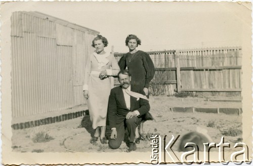 30.08.1936, Comodoro Rivadavia, prowincja Chubut, Argentyna.
Wanda Koprowski (z lewej) - siostra Enrique Koprowskiego - Eugenia Koprowski i Jan Samoluta.
Fot. NN, zbiory Enrique Koprowskiego, reprodukcje cyfrowe w Bibliotece Polskiej im. Ignacego Domeyki w Buenos Aires (Biblioteca Polaca Ignacio Domeyko) i w Ośrodku KARTA w Warszawie.
