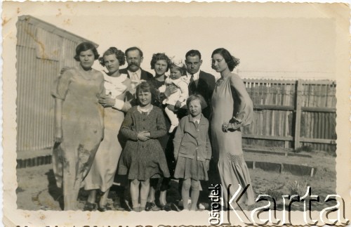 Lata 30., Comodoro Rivadavia, prowincja Chubut, Argentyna.
Marianna Koprowski (pierwsza z lewej) - babcia Enrique Koprowskiego, Wanda Koprowski (druga z lewej) - siostra Enrique Koprowskiego, Jan Samoluta (trzeci z lewej), Eugenia Koprowski (z dzieckiem), Janina Koprowski (pierwsza z prawej) - siostra Jana Józefa Koprowskiego. 
Fot. NN, zbiory Enrique Koprowskiego, reprodukcje cyfrowe w Bibliotece Polskiej im. Ignacego Domeyki w Buenos Aires (Biblioteca Polaca Ignacio Domeyko) i w Ośrodku KARTA w Warszawie.
