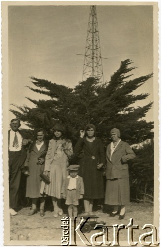 1935, Kilometro 3, Comodoro Rivadavia, prowincja Chubut, Argentyna.
Spotkanie towarzyskie. Marianna Koprowski (druga z prawej) - babcia Enrique Koprowskiego.
Fot. NN, zbiory Enrique Koprowskiego, reprodukcje cyfrowe w Bibliotece Polskiej im. Ignacego Domeyki w Buenos Aires (Biblioteca Polaca Ignacio Domeyko) i w Ośrodku KARTA w Warszawie.
