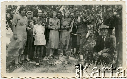 Lata 30., Comodoro Rivadavia, prowincja Chubut, Argentyna.
Piknik. Eugenia Koprowski (w środku, z koralami), Wanda Koprowski (trzecia z prawej) - siostra Enrique Koprowskiego
Fot. NN, zbiory Enrique Koprowskiego, reprodukcje cyfrowe w Bibliotece Polskiej im. Ignacego Domeyki w Buenos Aires (Biblioteca Polaca Ignacio Domeyko) i w Ośrodku KARTA w Warszawie.
