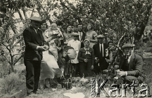 Lata 30., Comodoro Rivadavia, prowincja Chubut, Argentyna.
Piknik. Marianna Koprowski (druga z lewej) - babcia Enrique Koprowskiego, Jan Józef Koprowski (drugi z prawej pod drzewem) - ojciec Enrique Koprowskiego, Eugenia Koprowska (z koralami), Janina Koprowska (trzecia z lewej przy dziecku)
Fot. NN, zbiory Enrique Koprowskiego, reprodukcje cyfrowe w Bibliotece Polskiej im. Ignacego Domeyki w Buenos Aires (Biblioteca Polaca Ignacio Domeyko) i w Ośrodku KARTA w Warszawie.
