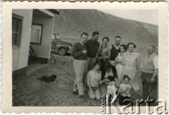 1956, Argentyna.
Spotkanie towarzyskie. Pan Malinowski (pierwszy z lewej), Edmund Mickiewicz (drugi z lewej) - ojciec Moniki Mickiewicz, Krystyna Mickiewicz (trzecia z lewej) - matka Moniki Mickiewicz, Lucia Socha (piąta z lewej), Elżbieta Mickiewicz (siedzi pierwsza z lewej) - siostra Moniki Mickiewicz, Monica Mickiewicz (pierwsza z prawej).
Fot. NN, zbiory Moniki Mickiewicz, reprodukcje cyfrowe w Bibliotece Polskiej im. Ignacego Domeyki w Buenos Aires (Biblioteca Polaca Ignacio Domeyko) i w Ośrodku KARTA w Warszawie.