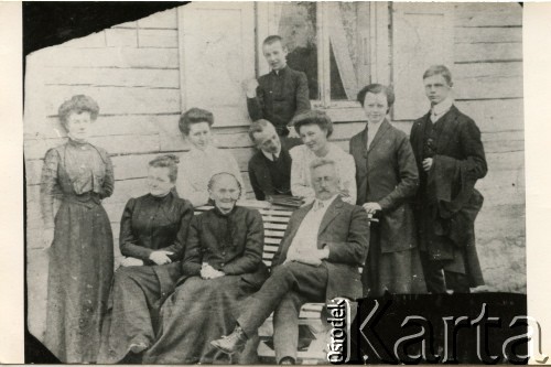 Około 1907, okolice Wilna, Rosja.
Dziadkowie Moniki Mickiewicz - Jadwiga Węcławska (z tyłu trzecia z lewej w białej sukni) i Aleksander Burhardt (z tyłu, drugi z lewej).
Fot. NN, zbiory Moniki Mickiewicz, reprodukcje cyfrowe w Bibliotece Polskiej im. Ignacego Domeyki w Buenos Aires (Biblioteca Polaca Ignacio Domeyko) i w Ośrodku KARTA w Warszawie.