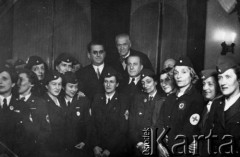 1939-1944, Bukareszt, Rumunia.
Pracownicy Biura Uciekinierów Rumuńskiego Czerwonego Krzyża, które pomagało polskim uchodźcom, w środku stoi Tatiana Kalinowski.
Fot. NN, zbiory Ośrodka KARTA, udostępniła Anca Cristina Nemes.