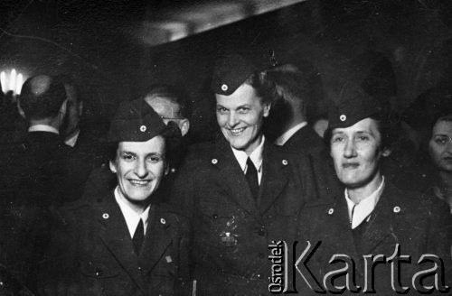 1939-1944, Bukareszt, Rumunia.
Pracownicy Biura Uciekinierów Rumuńskiego Czerwonego Krzyża, które pomagało polskim uchodźcom, z lewej stoi Tatiana Kalinowski.
Fot. NN, zbiory Ośrodka KARTA, udostępniła Anca Cristina Nemes.