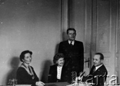 1939-1944, Bukareszt, Rumunia.
Pracownicy Biura Uciekinierów Rumuńskiego Czerwonego Krzyża, które pomagało polskim uchodźcom.
Fot. NN, zbiory Ośrodka KARTA, udostępniła Anca Cristina Nemes.