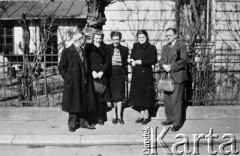 1939-1944, Bukareszt, Rumunia.
Pracownicy Biura Uciekinierów Rumuńskiego Czerwonego Krzyża, które pomagało polskim uchodźcom, w środku stoi Tatiana Kalinowski.
Fot. NN, zbiory Ośrodka KARTA, udostępniła Anca Cristina Nemes.
