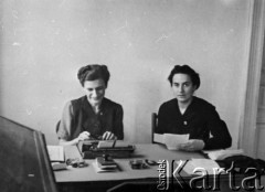 1939-1944, Bukareszt, Rumunia.
Pracownicy Biura Uciekinierów Rumuńskiego Czerwonego Krzyża, które pomagało polskim uchodźcom, z lewej siedzi Tatiana Kalinowski.
Fot. NN, zbiory Ośrodka KARTA, udostępniła Anca Cristina Nemes.
