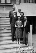 1939-1944, Bukareszt, Rumunia.
Pracownicy Biura Uciekinierów Rumuńskiego Czerwonego Krzyża, które pomagało polskim uchodźcom, z przodu stoi Tatiana Kalinowski.
Fot. NN, zbiory Ośrodka KARTA, udostępniła Anca Cristina Nemes.
