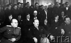 1939-1944, Bukareszt, Rumunia.
Pracownicy Biura Uciekinierów Rumuńskiego Czerwonego Krzyża, które pomagało polskim uchodźcom, w drugim rzędzie trzecia od lewej siedzi Tatiana Kalinowski.
Fot. NN, zbiory Ośrodka KARTA, udostępniła Anca Cristina Nemes.
