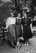 1939-1944, Bukareszt, Rumunia.
Pracownicy Biura Uciekinierów Rumuńskiego Czerwonego Krzyża, które pomagało polskim uchodźcom, w środku stoi Tatiana Kalinowski.
Fot. NN, zbiory Ośrodka KARTA, udostępniła Anca Cristina Nemes.
