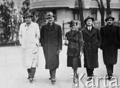 1939-1944, Bukareszt, Rumunia.
Pracownicy Biura Uciekinierów Rumuńskiego Czerwonego Krzyża, które pomagało polskim uchodźcom, w środku idzie Tatiana Kalinowski.
Fot. NN, zbiory Ośrodka KARTA, udostępniła Anca Cristina Nemes.
