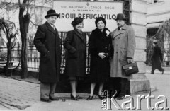 1939-1944, Bukareszt, Rumunia.
Pracownicy Biura Uciekinierów Rumuńskiego Czerwonego Krzyża, które pomagało polskim uchodźcom.
Fot. NN, zbiory Ośrodka KARTA, udostępniła Anca Cristina Nemes.
