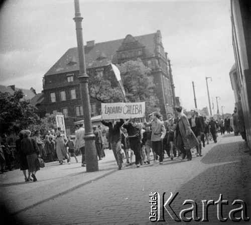 28.06.1956, Poznań, Poznańskie woj., Polska.
Protestujący robotnicy z transparentem: 