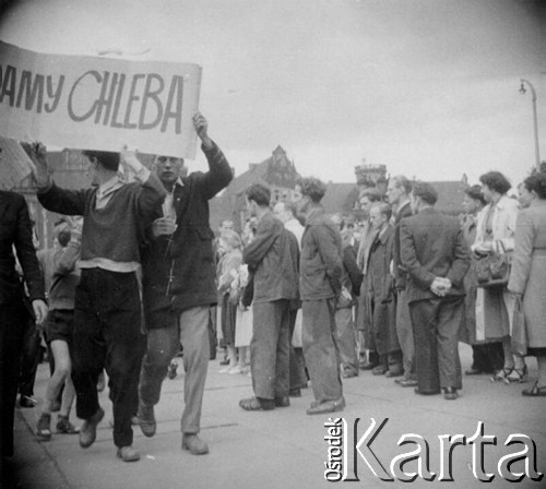 28.06.1956, Poznań, Poznańskie woj., Polska.
Protestujący robotnicy z transparentem: 