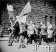 28.06.1956, Poznań, Poznańskie woj., Polska.
Protestujący robotnicy z transparentem: 