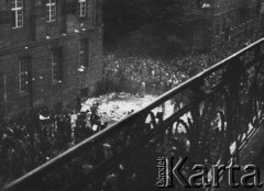 28.06.1956, Poznań, Polska.
Manifestanci opanowują centralne wiezienie przy ulicy Młyńskiej, godz. 9.30-11.
Fot. NN, zbiory Ośrodka KARTA, udostępnił Grzegorz Braun.