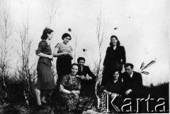 Kwiecień 1952, Polska.
Grupa osób w plenerze; podpis na odwrocie: 