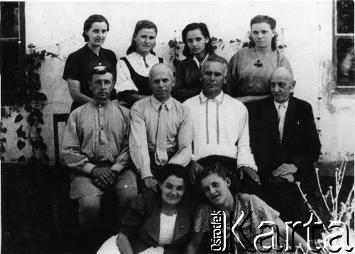 Lata 40-te, ZSRR.
Grupa osób - pracownicy sowchozu.
Fot. NN, zbiory Ośrodka KARTA, udostępniła Zofia Roth