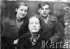 1946, Zujewka, ZSRR.
Zofia Roth z matką i bratem przed powrotem z zesłania do kraju.
Fot. NN, zbiory Ośrodka KARTA, udostępniła Zofia Roth