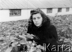 2.09.1955, Galimyj k. Omsukczanu, Kołyma, ZSRR.
Maria Michalukówna w ogródku przed barakiem.
Fot. NN, zbiory Ośrodka KARTA, udostępniła Maria Michaluk.