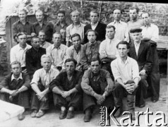1956, Dżezkazgan, Kazachska SRR, ZSRR.
Prawdopodobnie więźniowie zwolnieni z łagrów, pierwszy od prawej w dolnym rzędzie (w białej koszuli) Jan Jurkanis.
Fot. NN, zbiory Ośrodka KARTA, udostępnili Anna i Jan Jurkanisowie