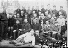 1956, Dżezkazgan, Kazachska SRR, ZSRR.
Więźniowie zwolnieni z łagrów, w środku (w czapce) siedzi Jan Jurkanis.
Fot. NN, zbiory Ośrodka KARTA, udostępnili Anna i Jan Jurkanisowie