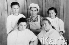 1954, Magadan, Kołyma, ZSRR.
Byłe więźniarki pracujące jako salowe w miejscowym szpitalu, na dole z lewej siedzi Jadwiga Szmigiero, obok siedzi Łotyszka NN, z tyłu od lewej stoją: Rosjanka, Ukrainka i Litwinka.
Fot. NN, zbiory Ośrodka KARTA, udostępniła Jadwiga Szmigiero.